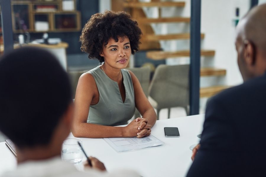 Accrocher le recruteur dès les premières minutes, trucs et astuces pour un pitch réussi